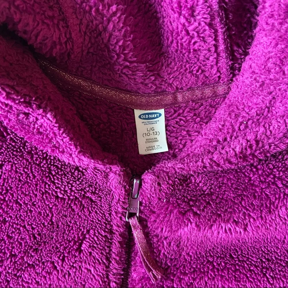 Girls cozy fuzzy hoodie size Large (10-12) Fuchsia. Front pockets zip up.